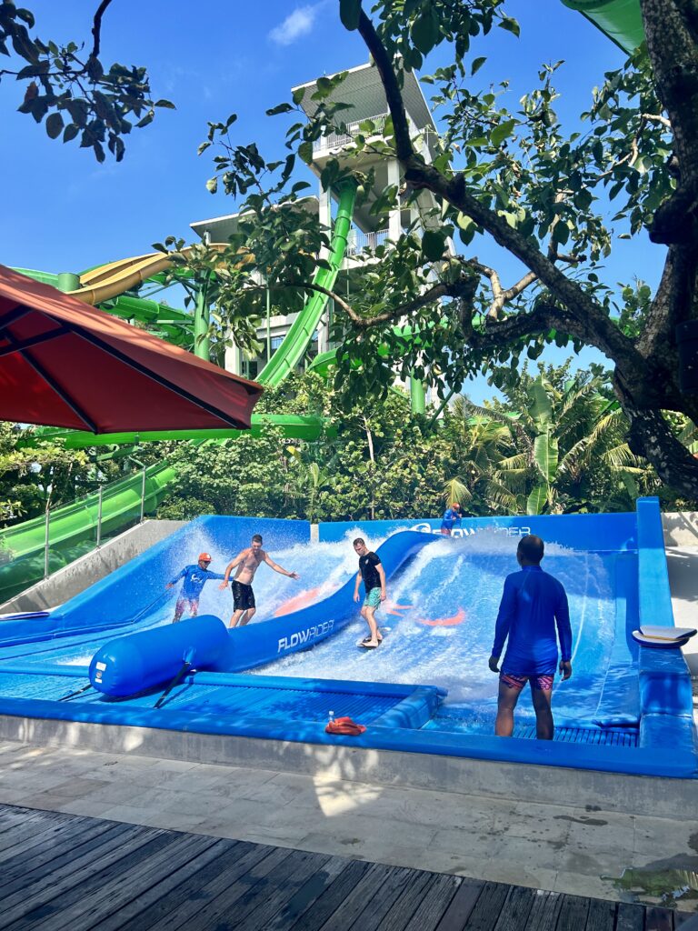 Pakr Wodny na bali z miejscem do trenowania surfowania