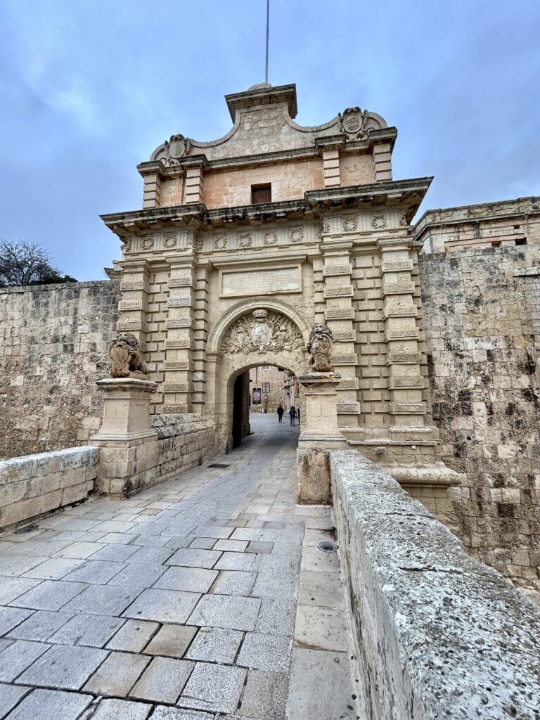Mdina na Malcie - Skarbnica Historii i Kultury 1 wejście do Mdiny na Malcie