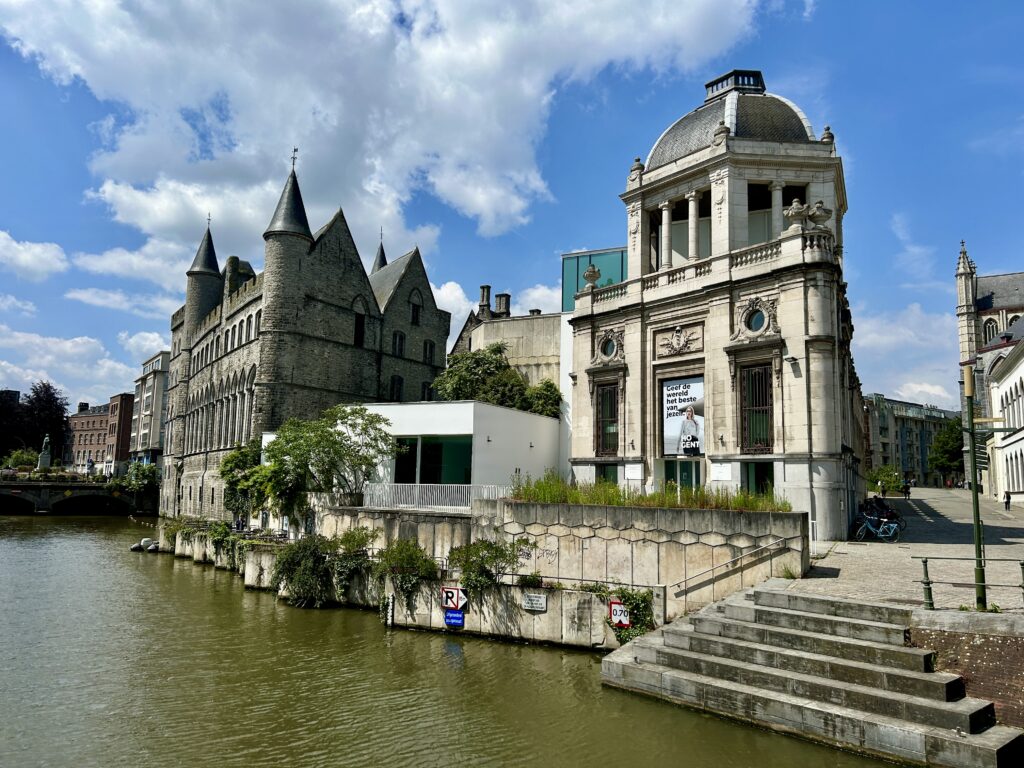 miasto Gent Belgia - rzeka i kościół