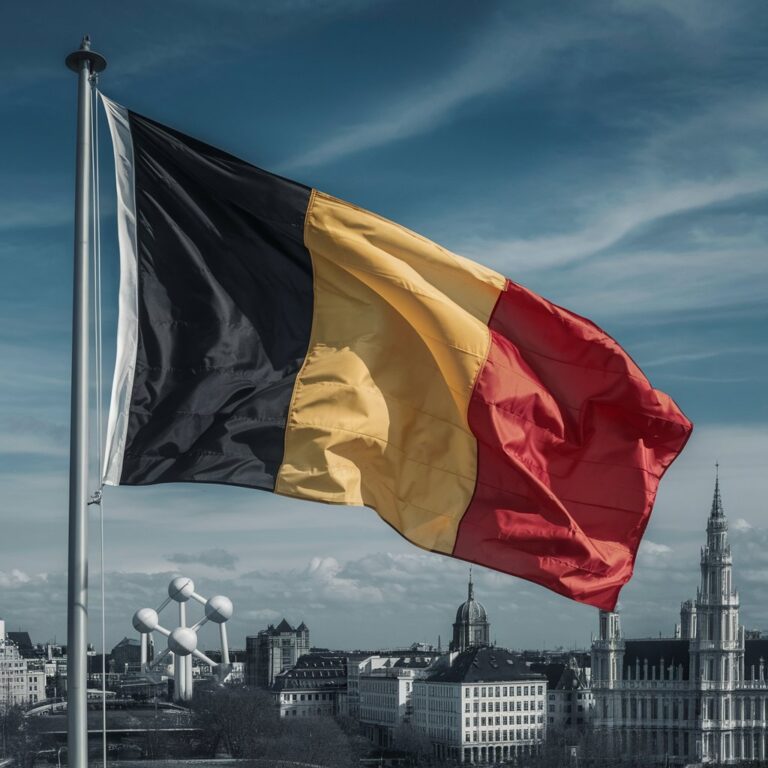 Flaga Belgii a w tle symbole Brukseli Atomium i kamienice - ciekawostki o brukseli