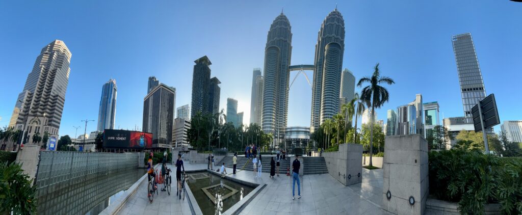 bliźniacze wieże Petronas Towers - panorama okolicy w dzień. Malezja KUala Lumpur