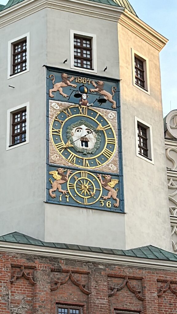 Maszkaron na wieży zegarowej - W zamku Książąt Pomorskich