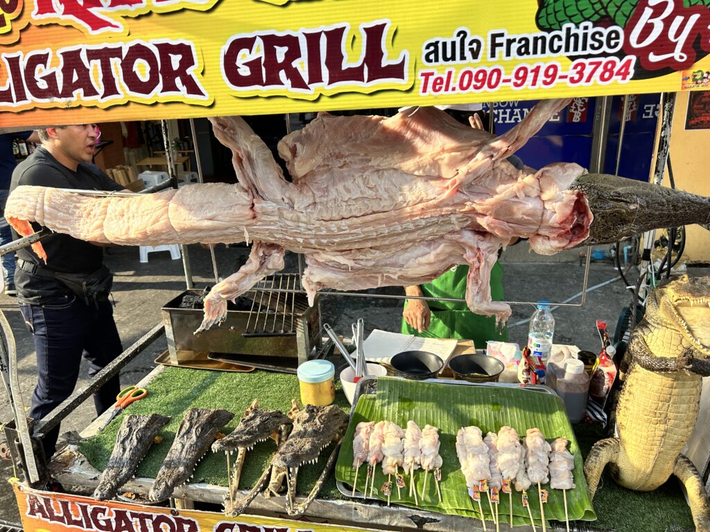 grillowany aligator na khano san road w Bangkoku