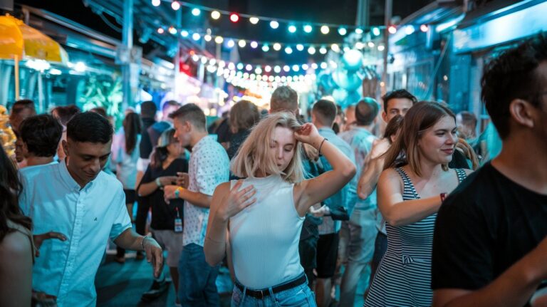 tłum ludzi imprezujący w Bangkoku