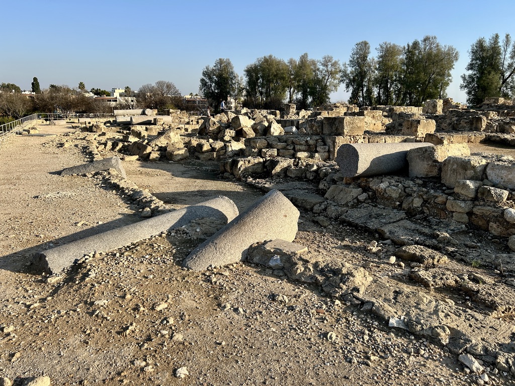 ruiny zamku Saranta Kolones w parku archeologicznym Pafos
