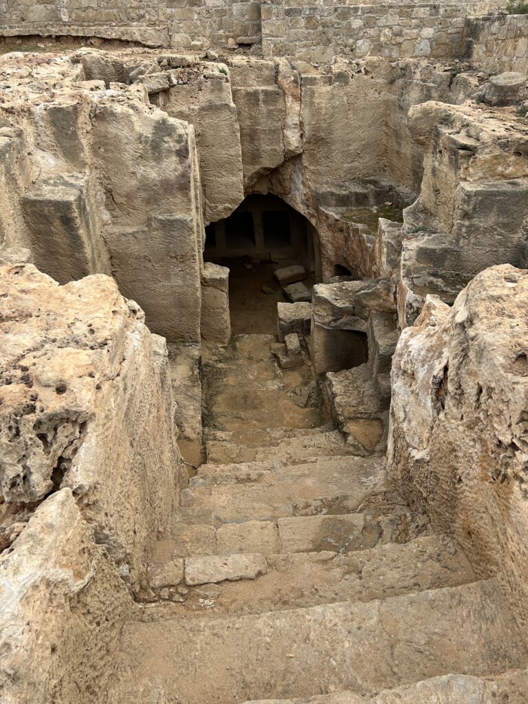 wejście do grobowca królewskiego Pafos