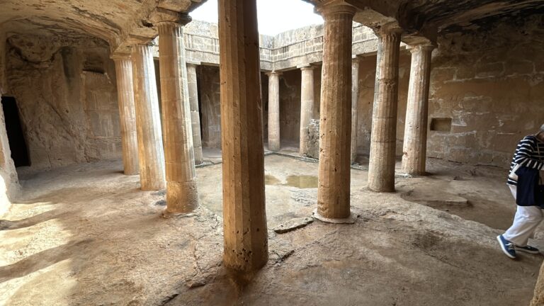 grobowiec królewski Pafos - imponujące kolumny i historyczna budowla