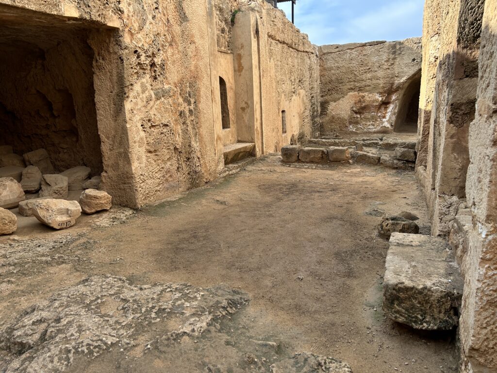 grobowce królewskie w Pafos - z bliska
