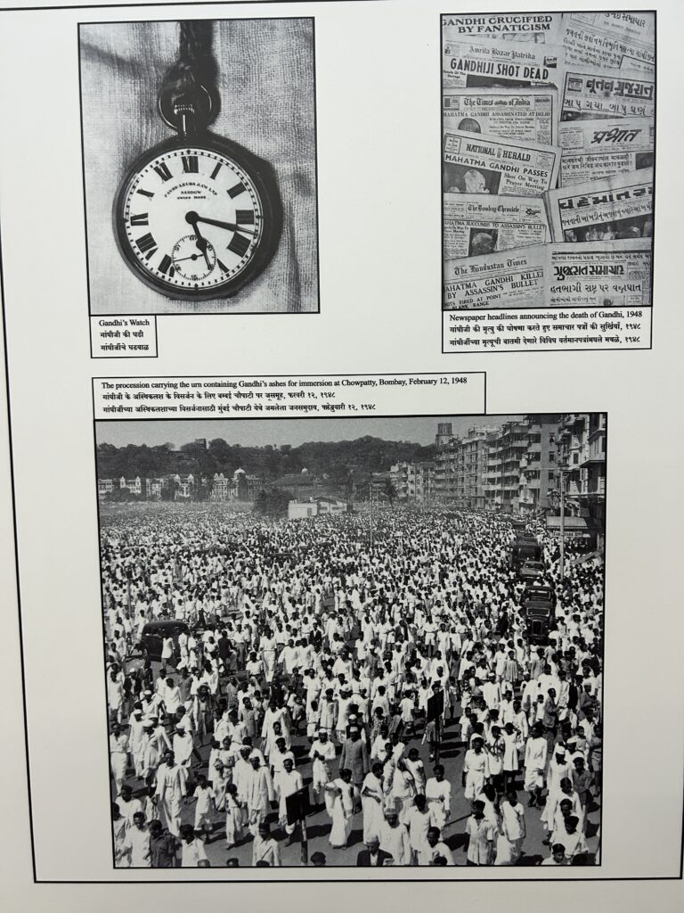 zdjęcie pokazujące zgromadzenia z Gandhim