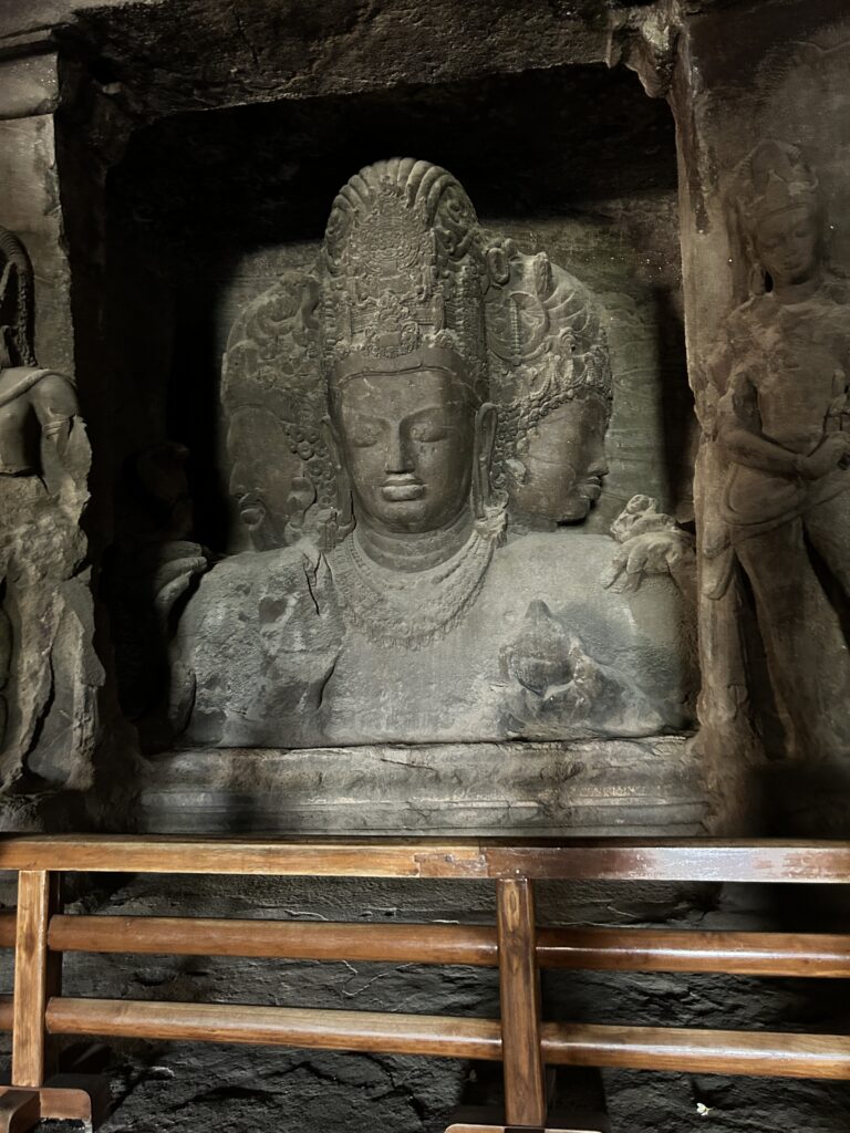 bóg shiva w jaskiniach na wyspie w Mumbaju