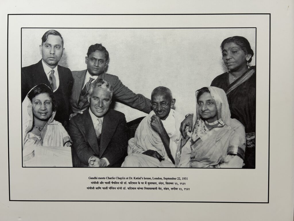 mahatma gandhi pamiątkowe zdjęcie z goścmi