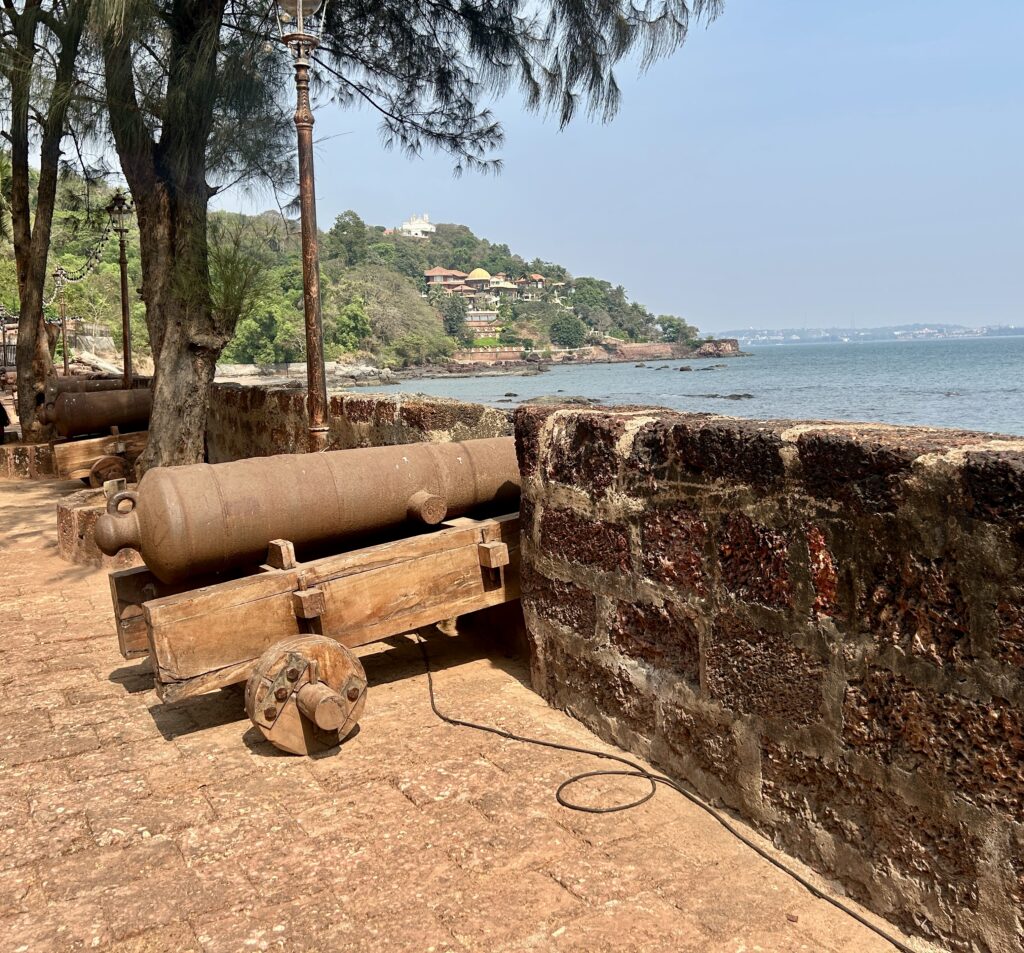 Fort Aguada - Goa Indie, czy warto go odwiedzić? 1 armata pilnujaca murow fortu i wiezienia Aguada