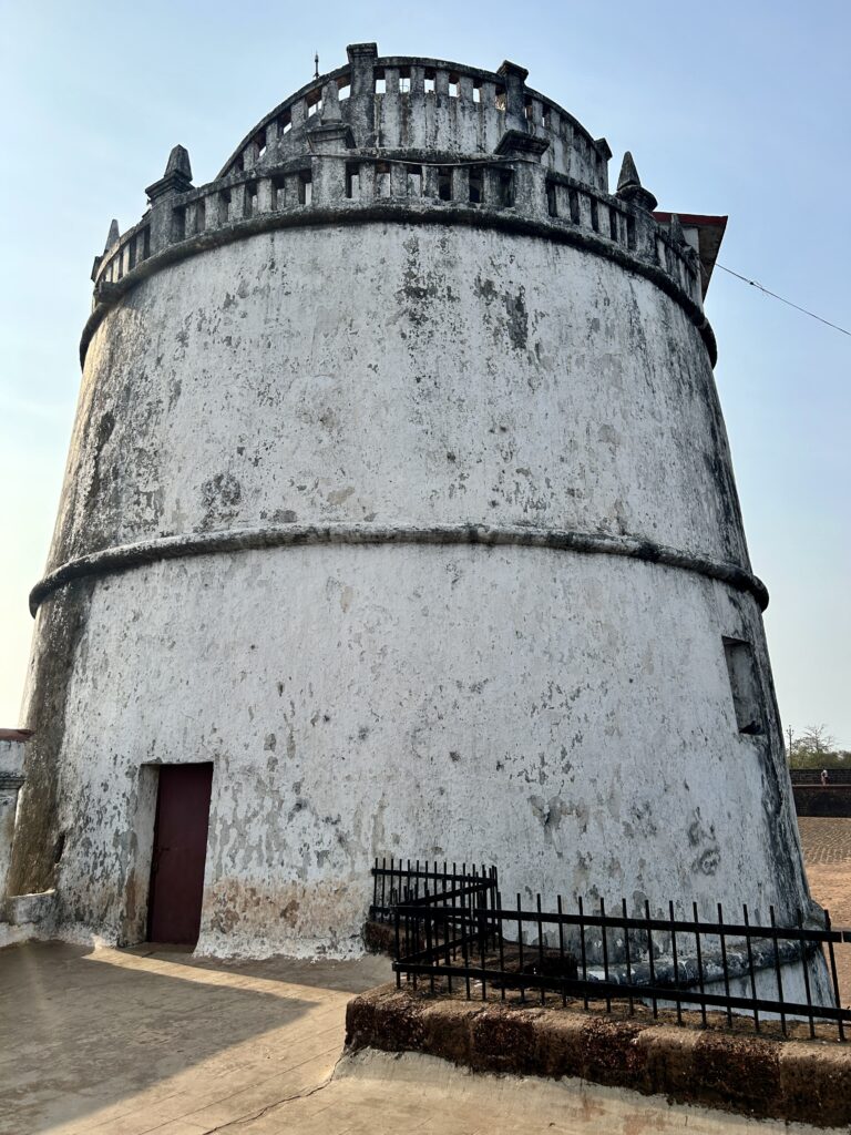 Fort Aguada - Goa Indie, czy warto go odwiedzić? 2 Najstarsza latarnia morska w Azji - Fort Aguada Goa