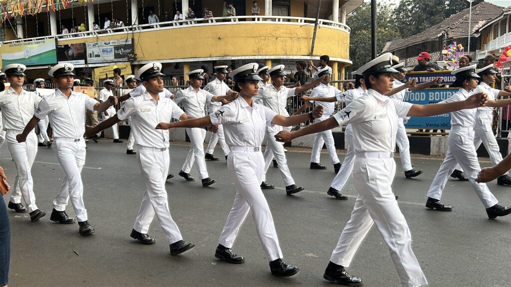 Karnawał 2025 w Goa, jak się bawią w Panaji? 3 maszerujący żołnierze na paradzie karnawałowej w Goa