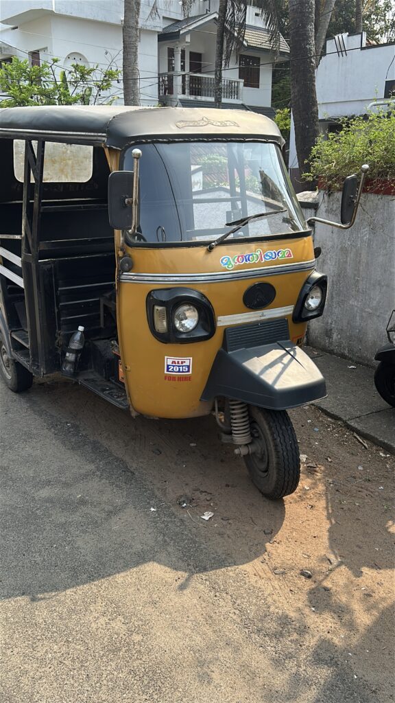 Kolory tuktuków w Indiach - co oznaczają? 2 żółty tuktuk w Indiach - zasilany benzyną