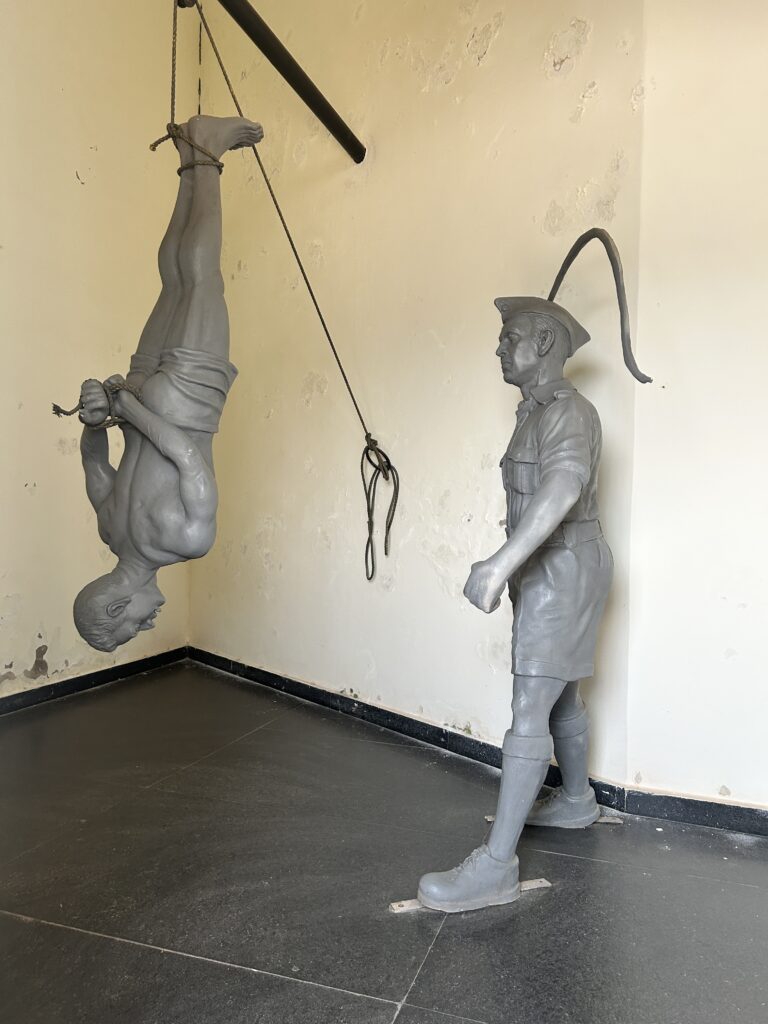 Fort Aguada - Goa Indie, czy warto go odwiedzić? 3 przesluchania wiezniow w forcie aguada