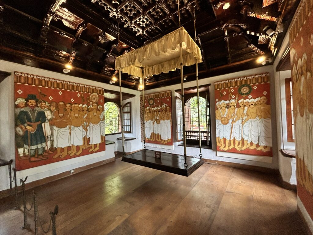 wnętrze pałacu muzeum w Kochi warto zobaczyć