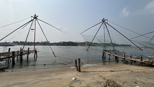 Tradycyjne Chińskie sieci rybackie w Kochi, Stan Kerala w Indiach