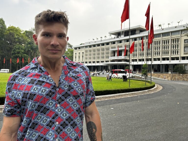 Jan Gulczyński pod pałacem zjednoczenia w Sajgonie - atrakcja w ho Chi Minch city Wietnam