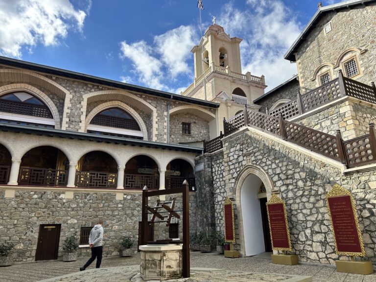 Historyczny klasztor w górach Troodos na Cyprze ważny dla lokalnej społeczności ‎⁨Kykkos Monastery⁩, ⁨Cyprus⁩, ⁨Tsakistra⁩