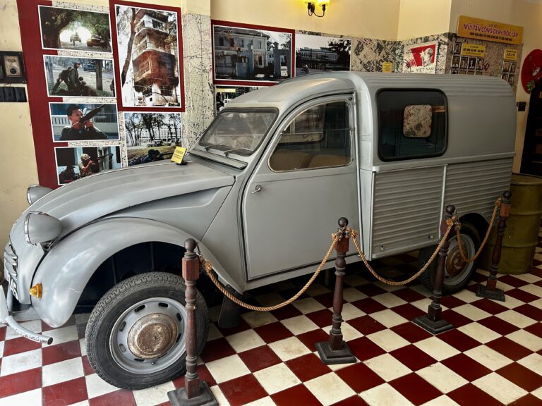 samochód i muzeum wmuzeum Tajne jbroni w Sajgonie