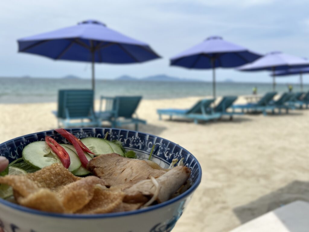 Tradycyjne jedzenie na plaży w hoi an wietnam