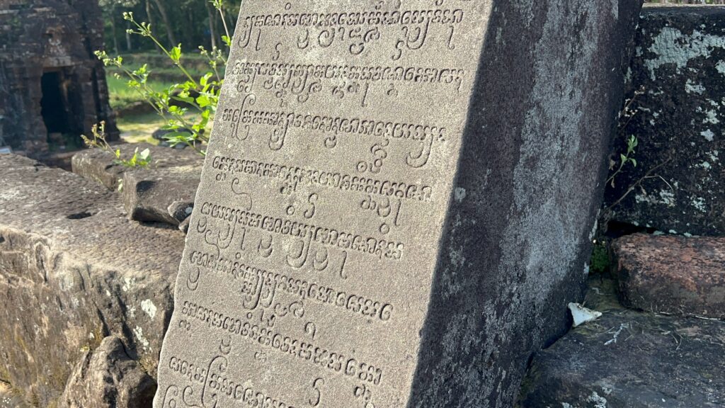 My Son Sanctuary - Ukryta Perła Wietnamu Która Przebija Słynne Angkor Wat 4 kamienna tablica w świątyniach hindyskich