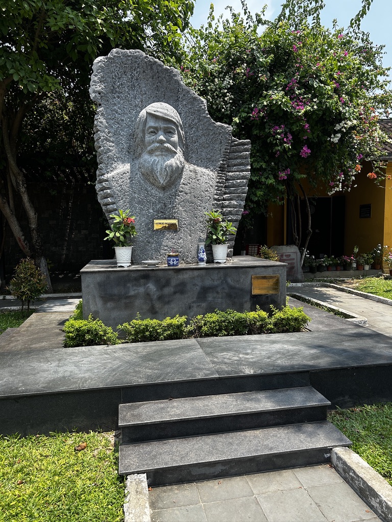 My Son Sanctuary - Ukryta Perła Wietnamu Która Przebija Słynne Angkor Wat 8 pomnik Kazimierza Kwiatkowskiego w Hoi An - polak, który pomogł w renowacji miasta