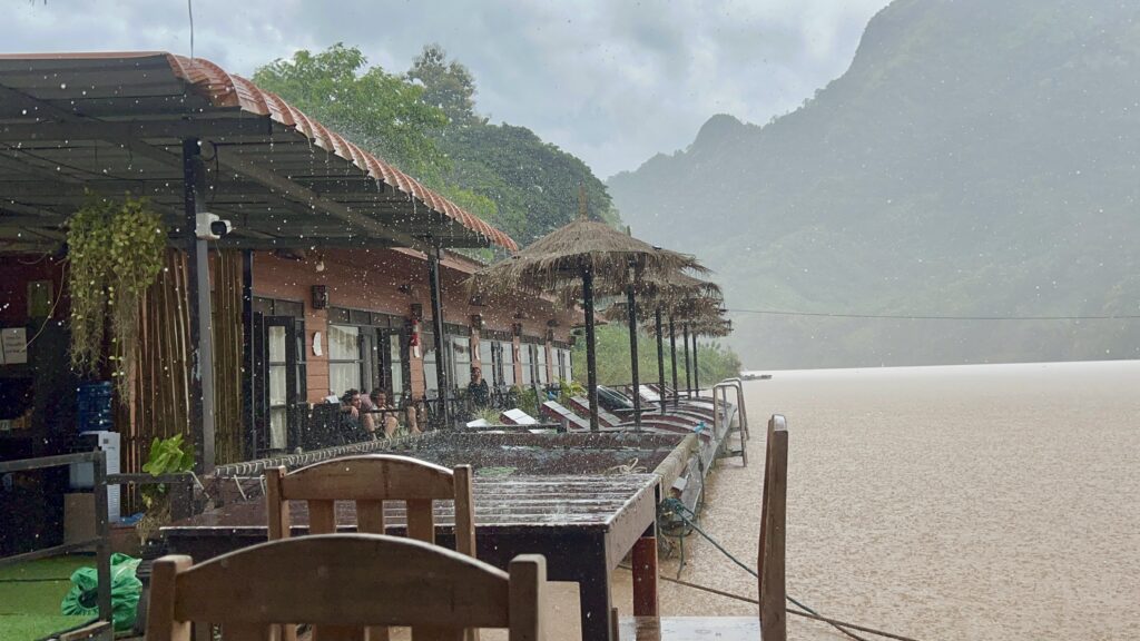 Pora deszczowa w Azji – Laos Nong Khiaw nad rzeką