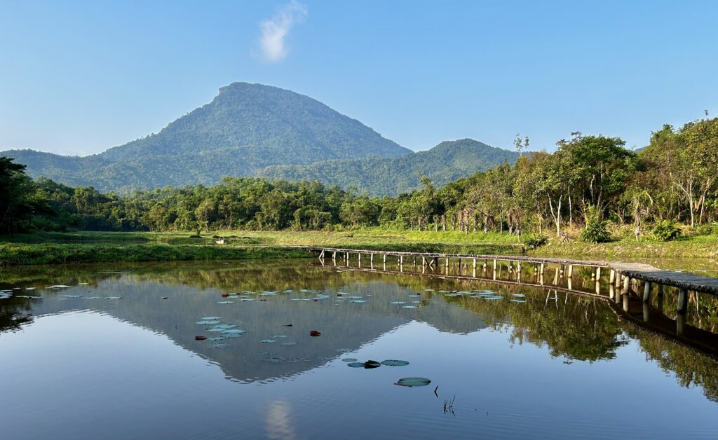 My Son Sanctuary - Ukryta Perła Wietnamu Która Przebija Słynne Angkor Wat 1 jezioro i dżungla z górami my son sanctuary środkowy Wietnam