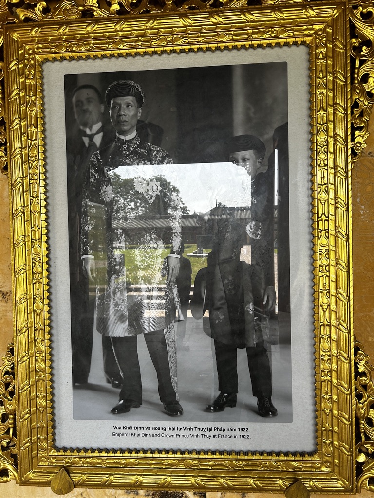Atrakcje Hue - ZAKAZANE miasto i monumentalne grobowce 8 cesarz XII z synem cesarzem XIII Hue Wietnam