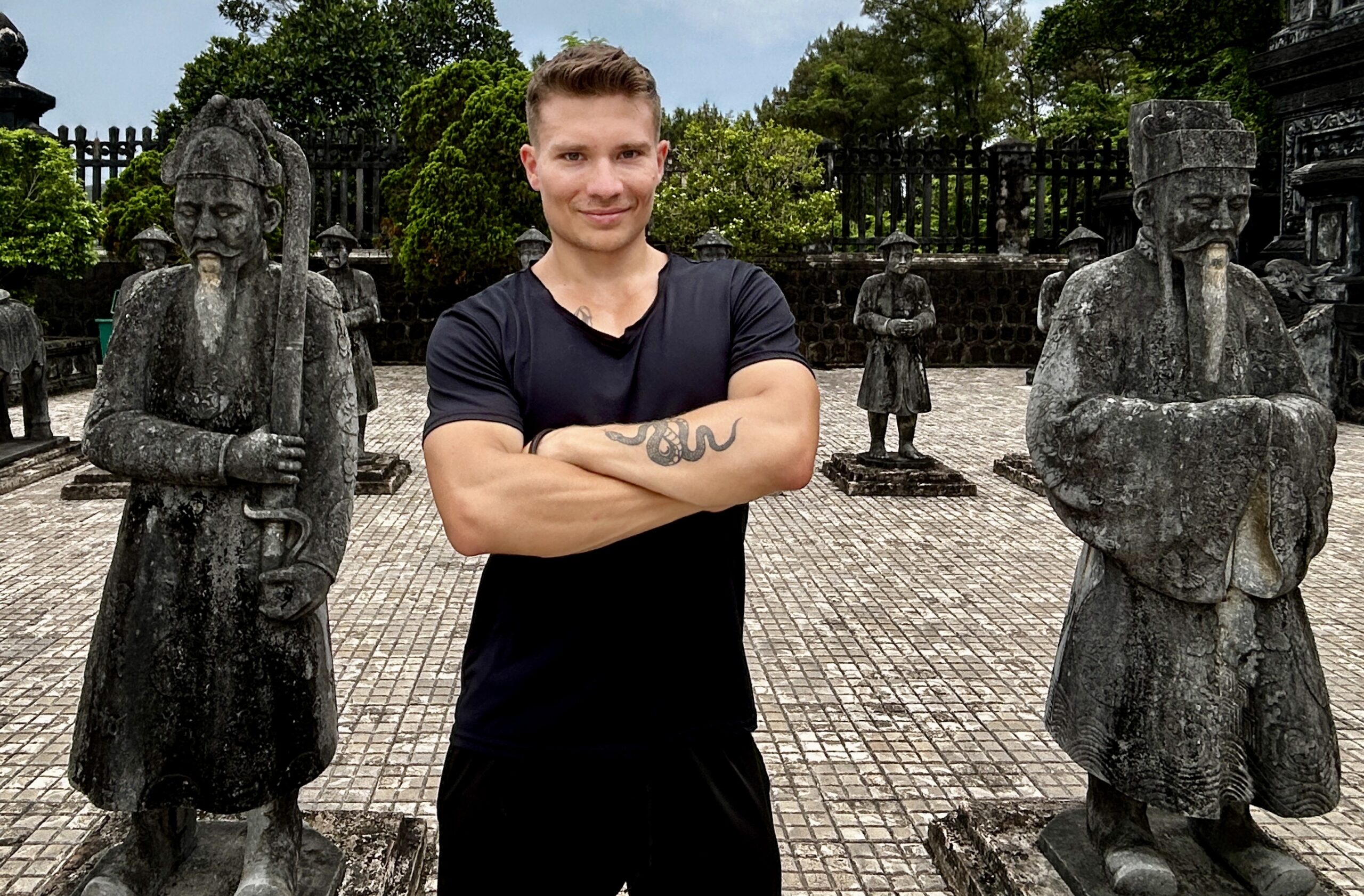 Atrakcje Hue - ZAKAZANE miasto i monumentalne grobowce 12 Jan Gulczyński pomiędzy pomnikami w Hue