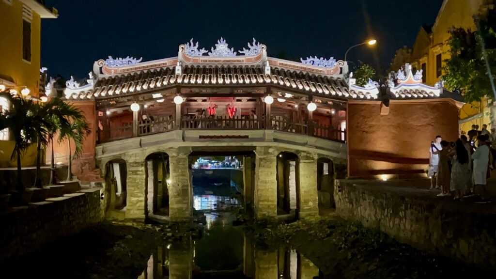Most Japoński w Hoi An nocą, pięknie oświetlony