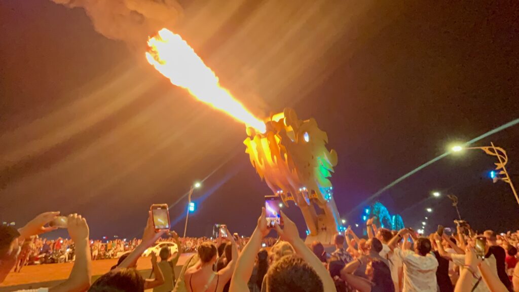 najlepsza atrakcja da nang w Wietnamie Dragon Bridge pokaz smoka ziejącego ogniem