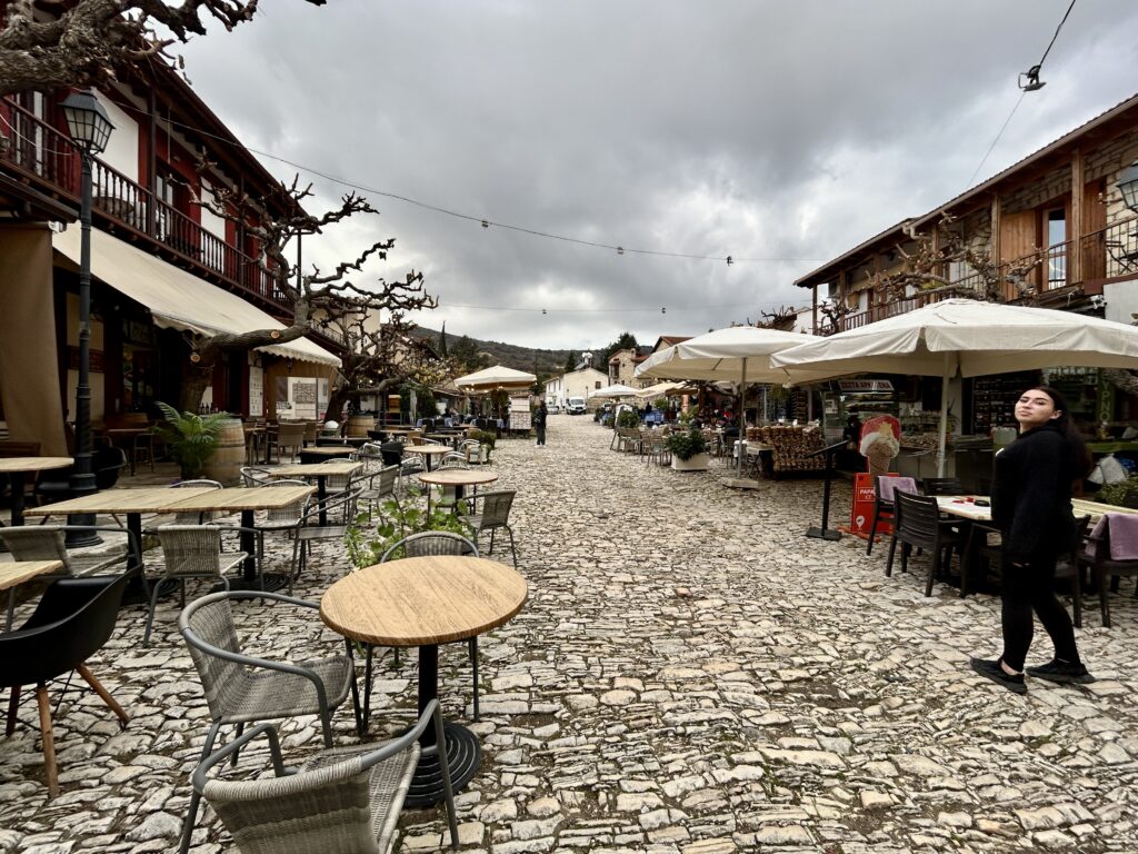 Omodos urokliwa uliczka w mieście góry Cypryjskie Troodos