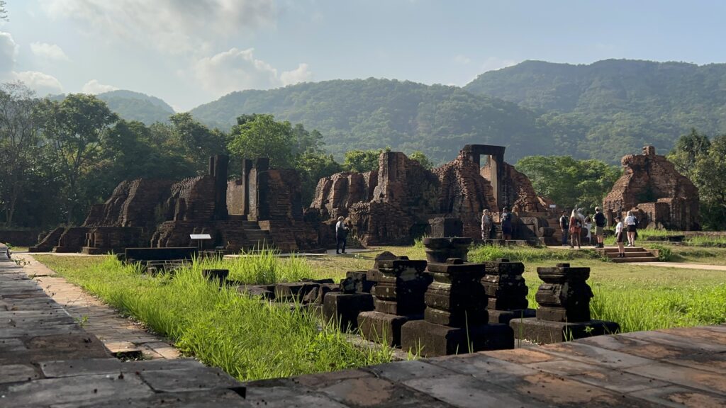 My Son Sanctuary - Ukryta Perła Wietnamu Która Przebija Słynne Angkor Wat 9 ruiny my son sanctuary w tle góry i dżungla