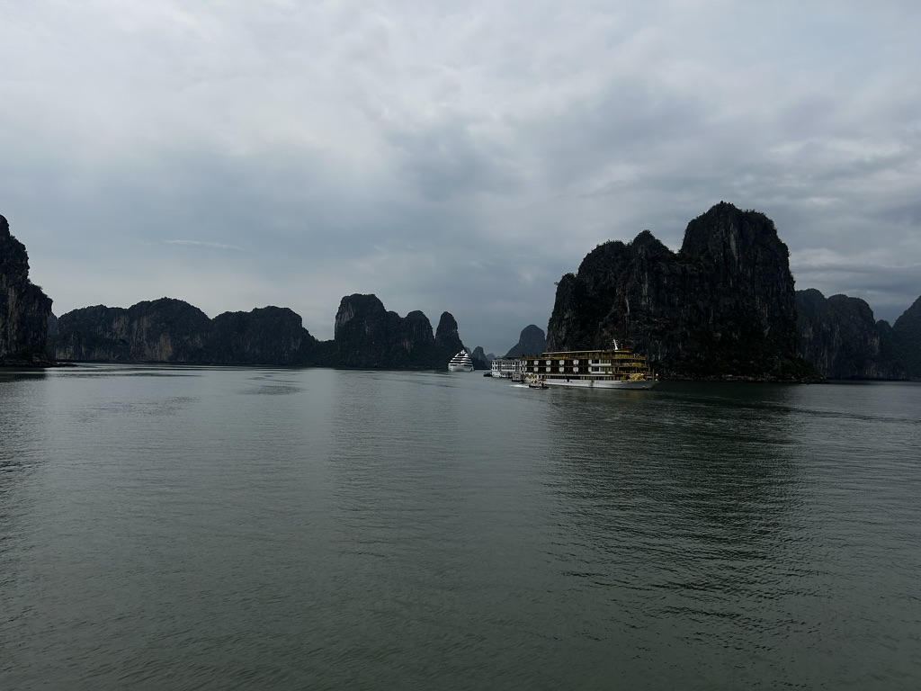 Rejs po zatoce Ha Long - najbardziej znane miejsce w Wietnamie 7 mnóstwo wapiennych skał wystających z wody w zatoce Ha Long północny Wietnam