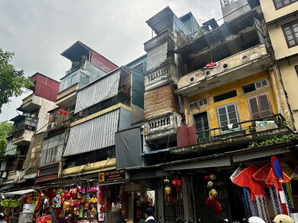 Atrakcje Hanoi – szczery przewodnik po mieście kontrastów 5 miejska zabudowa w Hanoi atrakcje miasta