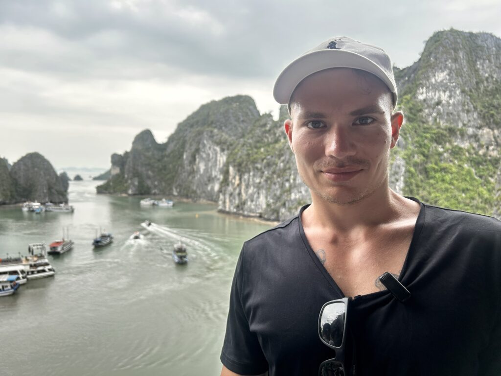 Rejs po zatoce Ha Long - najbardziej znane miejsce w Wietnamie 6 Jan Gulczyński w Zatoce ha long z widokiem na statki