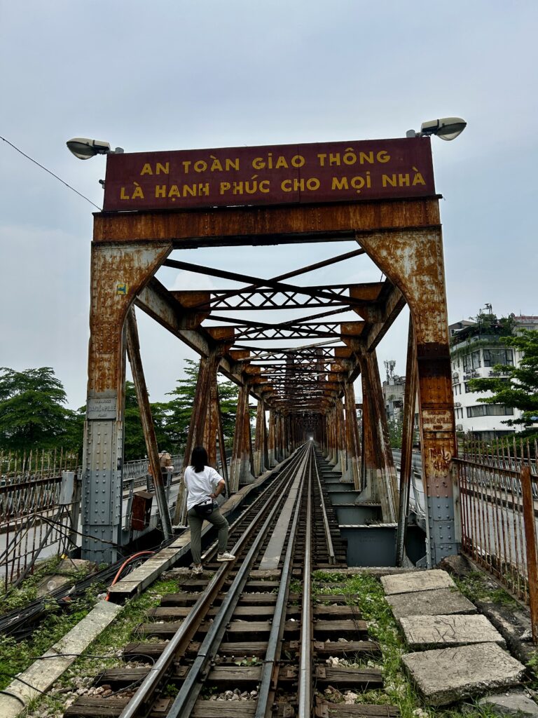 Atrakcje Hanoi – szczery przewodnik po mieście kontrastów 10 legendarny most Long Bien w Wietnamie
