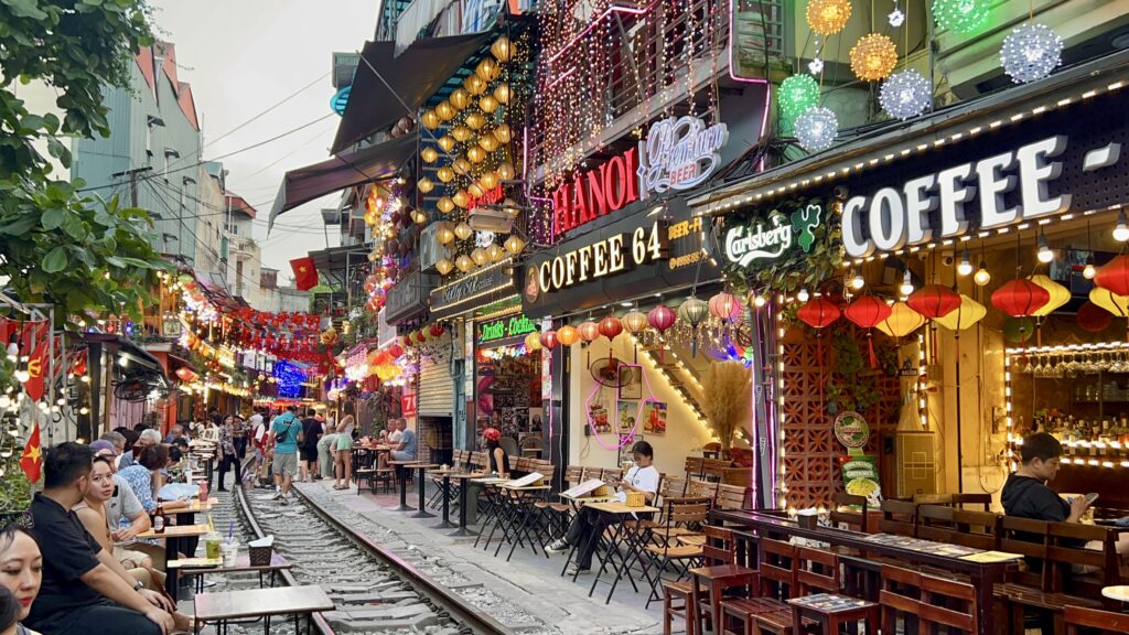 Atrakcje Hanoi – szczery przewodnik po mieście kontrastów 8 targ na torach w hanoi, restauracje kawiarnie przy kolei