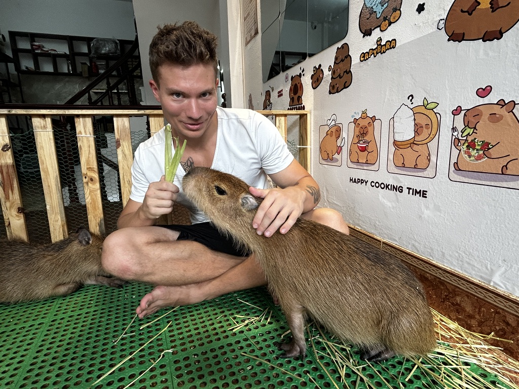 Atrakcje Hanoi – szczery przewodnik po mieście kontrastów 1 Jan Gulczyński karmi kapibary atrakcja w Hanoi