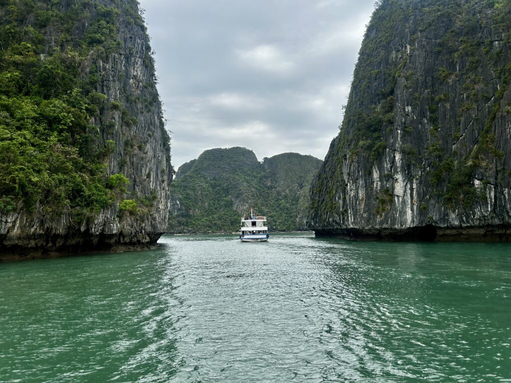 Rejs po zatoce Ha Long - najbardziej znane miejsce w Wietnamie 4 piękna zatoka Ha Long - ikona Wietnamu tysiące wapiennych skał wystających z wody