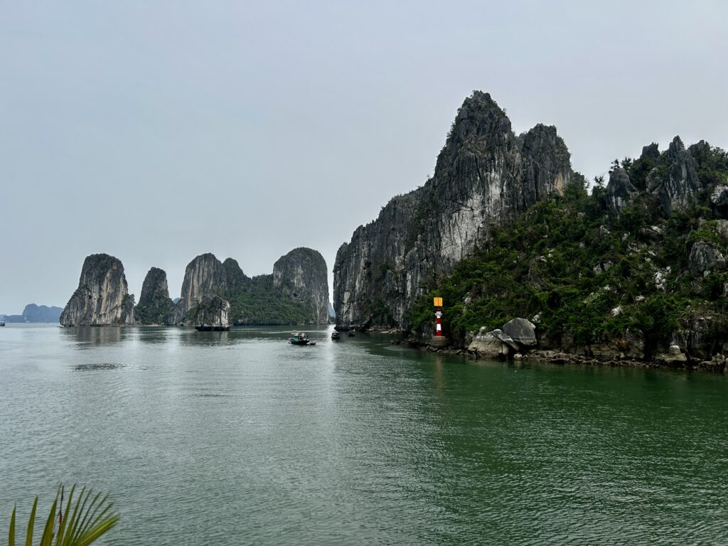 Rejs po zatoce Ha Long - najbardziej znane miejsce w Wietnamie 1 tysiące skał wystających z wody w zatoce Ha Long - Wietnam