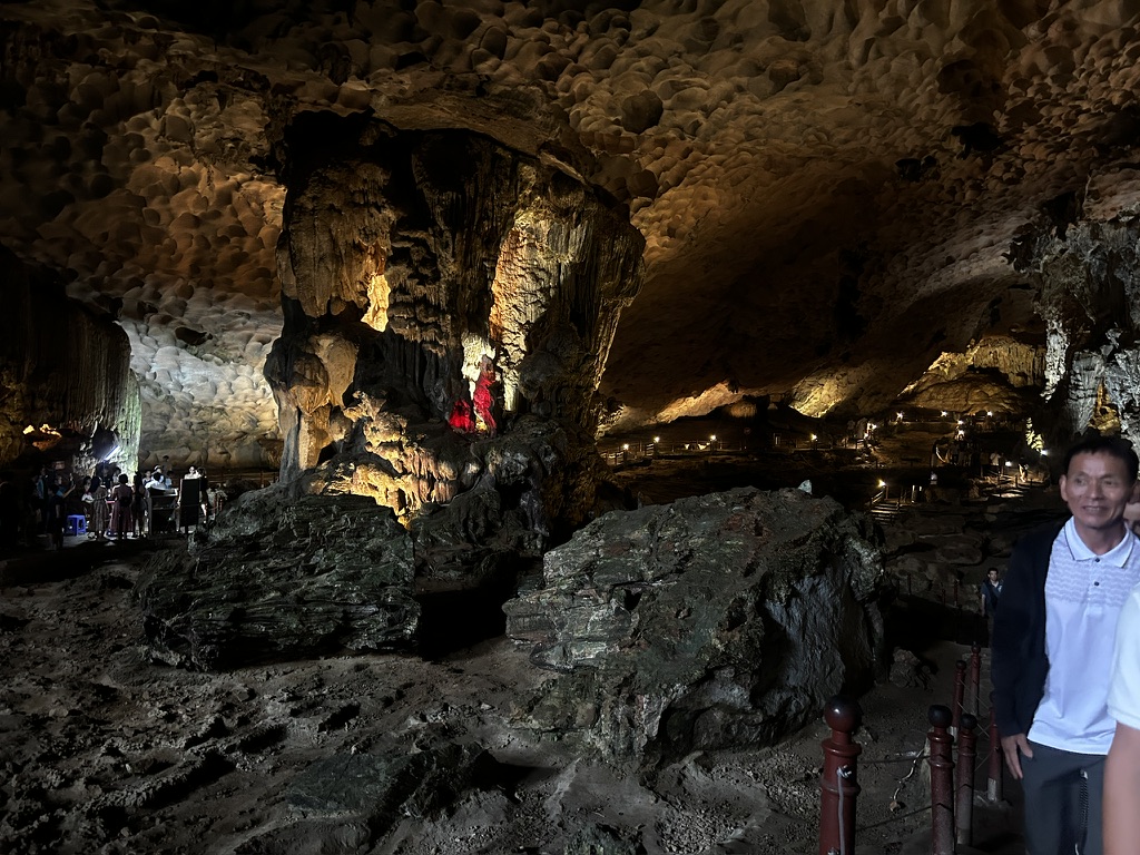 Rejs po zatoce Ha Long - najbardziej znane miejsce w Wietnamie 5 jaskinia niespodzianki w zatoce Ha Long, nietypowe formacje skalne, najpopularniejsza atrakcja turystyczna