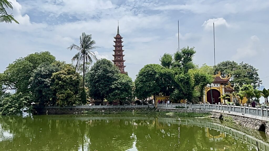 Atrakcje Hanoi – szczery przewodnik po mieście kontrastów 9 najstarsza pagoda w mieście Tran Quoc Hanoi warto zobaczyć nad jeziorem