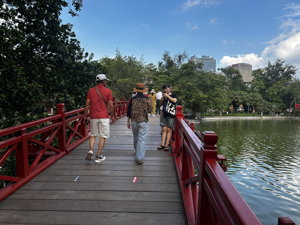 Atrakcje Hanoi – szczery przewodnik po mieście kontrastów 3 Tętniące życiem Hanoi w okolicach jeziora