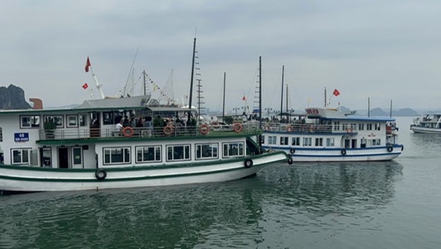 Rejs po zatoce Ha Long - najbardziej znane miejsce w Wietnamie 3 Łodzie pływające po Zatoce ha long