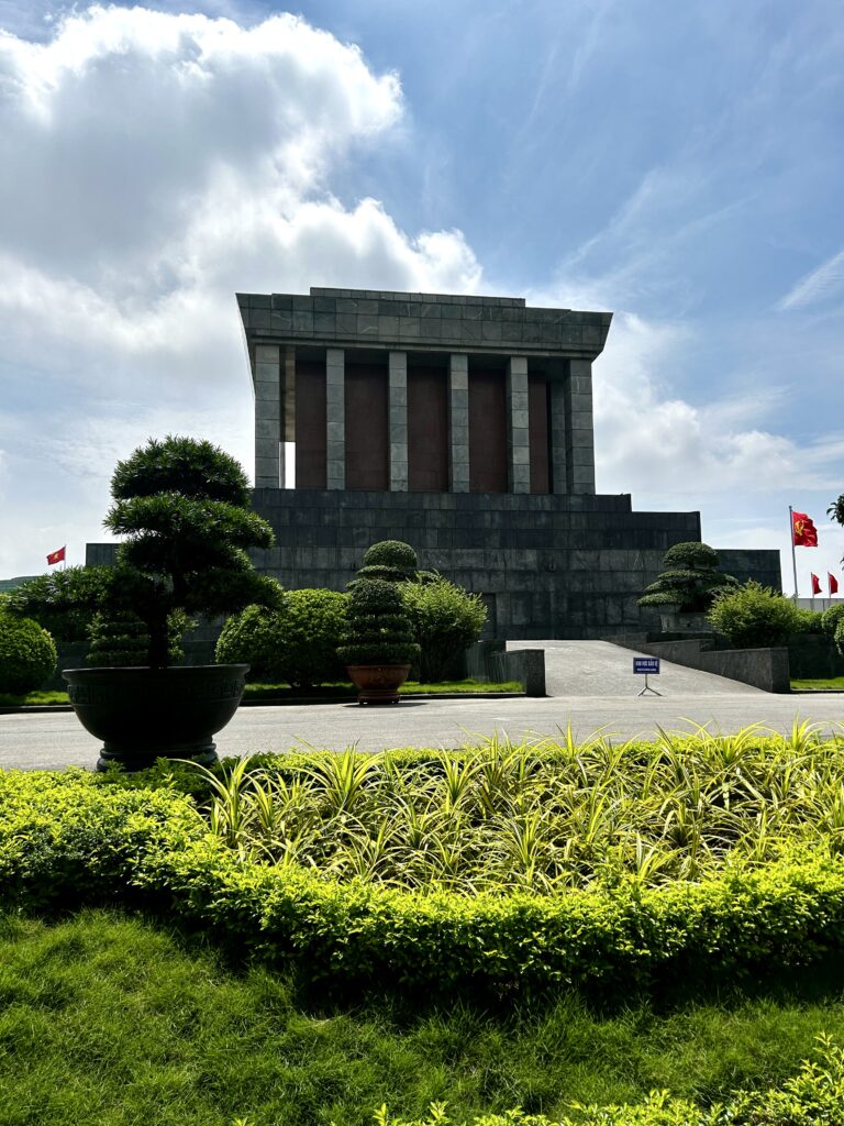 Atrakcje Hanoi – szczery przewodnik po mieście kontrastów 6 mauzoleum ho chi minha w Hanoi