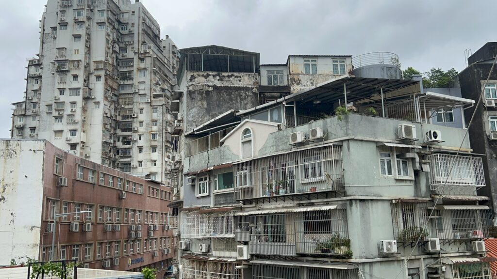 ulice i zabudowania w makau poza centrum